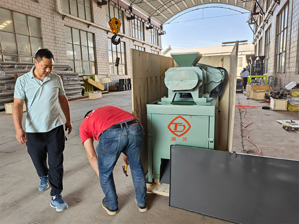 時產(chǎn)1.5噸對輥擠壓造粒機裝木箱發(fā)往烏克蘭